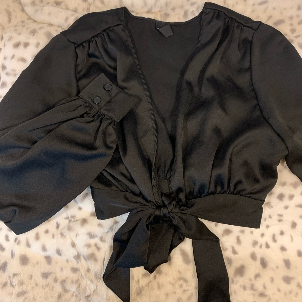 Black M Windsor tie top